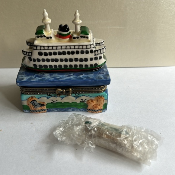 Seattle hinged trinket box with treasure . - Picture 2 of 5